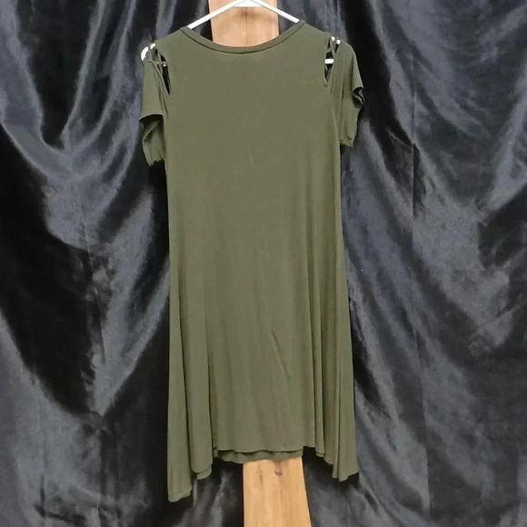 Short sleeve Criss-Cross shoulder size medium forest green dress - Picture 5 of 5